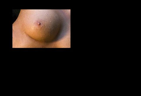 Fotobuch Yvonne - Entblößte rechte Brust mit Wassertropfen