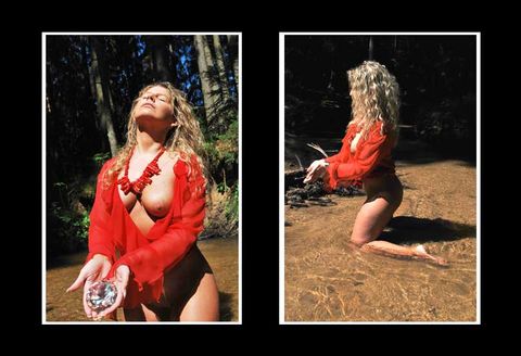 Fotobuch Yvonne - Junge Frau kniet im Bach und zeigt ihren Po