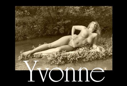 Fotobuch Yvonne - Titelbild mit Yvonne oben ohne auf einer Insel im Bach