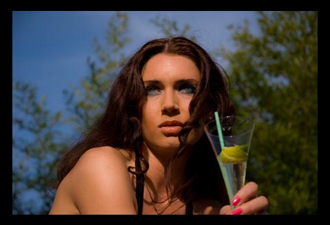 Fotobuch Palmengarten - Brünette junge Frau mit Cocktail