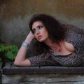 Simone liegt auf der Laderampe - Originalbild