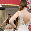 Braut im Brautkleid vor dem Spiegel