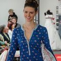 Jessie im blauen und geblümten Nachthemd