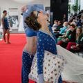 Jessie und Simone in blauer Nachtwäsche