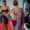 Simone beim Catwalk in lilafarbenen Dessous und Leoparden-Bademantel über der Schulter