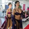 Jessie und ein weiteres Model in Dessous und Bademantel