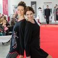 Jessie und Simone posieren in Nachthemden Rücken an Rücken