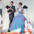 Jessie im lila- und blaufarbenen Abendkleid aus Chiffon
