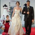 Simone als Braut im cremefarbenen Brautkleid mit Bräutigam und Blumenmädchen