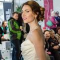 Simone im cremefarbenen Brautkleid im Profil