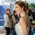 Simone im cremefarbenen Brautkleid im Profil