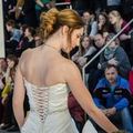 Simone im Brautkleid von hinten