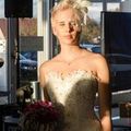 Blonde Braut im strahlenden Sonnenlicht