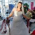 Model in weißem Brautkleid tanzt über den Laufsteg