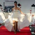Jessie im Brautkleid mit Minirock und wallender Schleppe beim Walk über den Laufsteg
