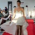 Jessie im Brautkleid mit Minirock und wallender Schleppe