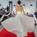 Jessie im Brautkleid mit Minirock und wallender Schleppe von hinten