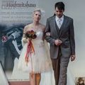 Blondes Model im knielangen Brautkleid und Brautstrauß Arm in Arm mit männlichen Modell