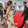 Simone in weißem Brautkleid im Profil