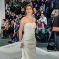Simone posiert im weißen Brautkleid