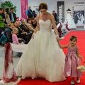 Simone im Brautkleid mit Blumenmädchen