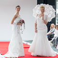 Jessie und Simone in Brautkleidern