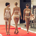 Drei junge Frauen in weißen Dessous auf dem Laufsteg