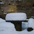 Steintisch mit Schnee