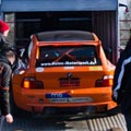 Der BMW Z 3 wird entladen