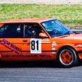 Orangefarbener 5er BMW auf der Strecke
