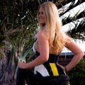 Steffi in einem schwarzgelben Sommerkleid unter Palmen 01