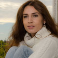 Simone sitzt auf der Fensterbank am offenen Fenster