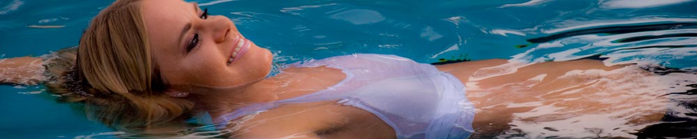 Junge Frau mit Kleidung im Pool