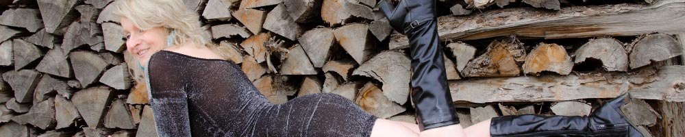 Lady vor einem Brennholzstapel
